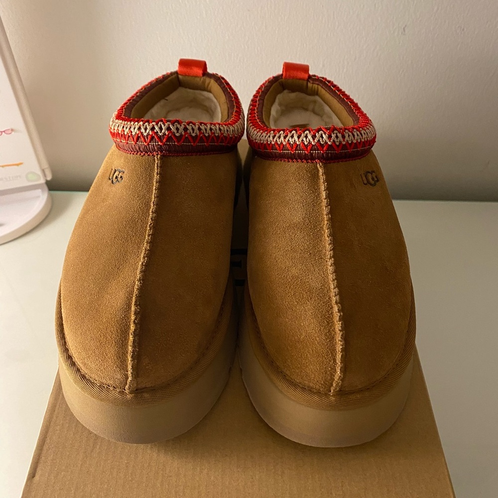 NWT UGG Tazz Slipper Chestnut (Size 8)
